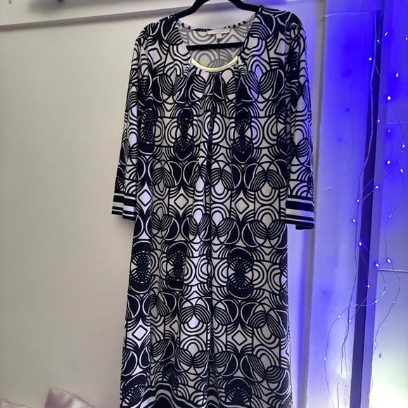 Haani Dresses & Skirts - Haani Black and White Geometric Long Sleeve Dress